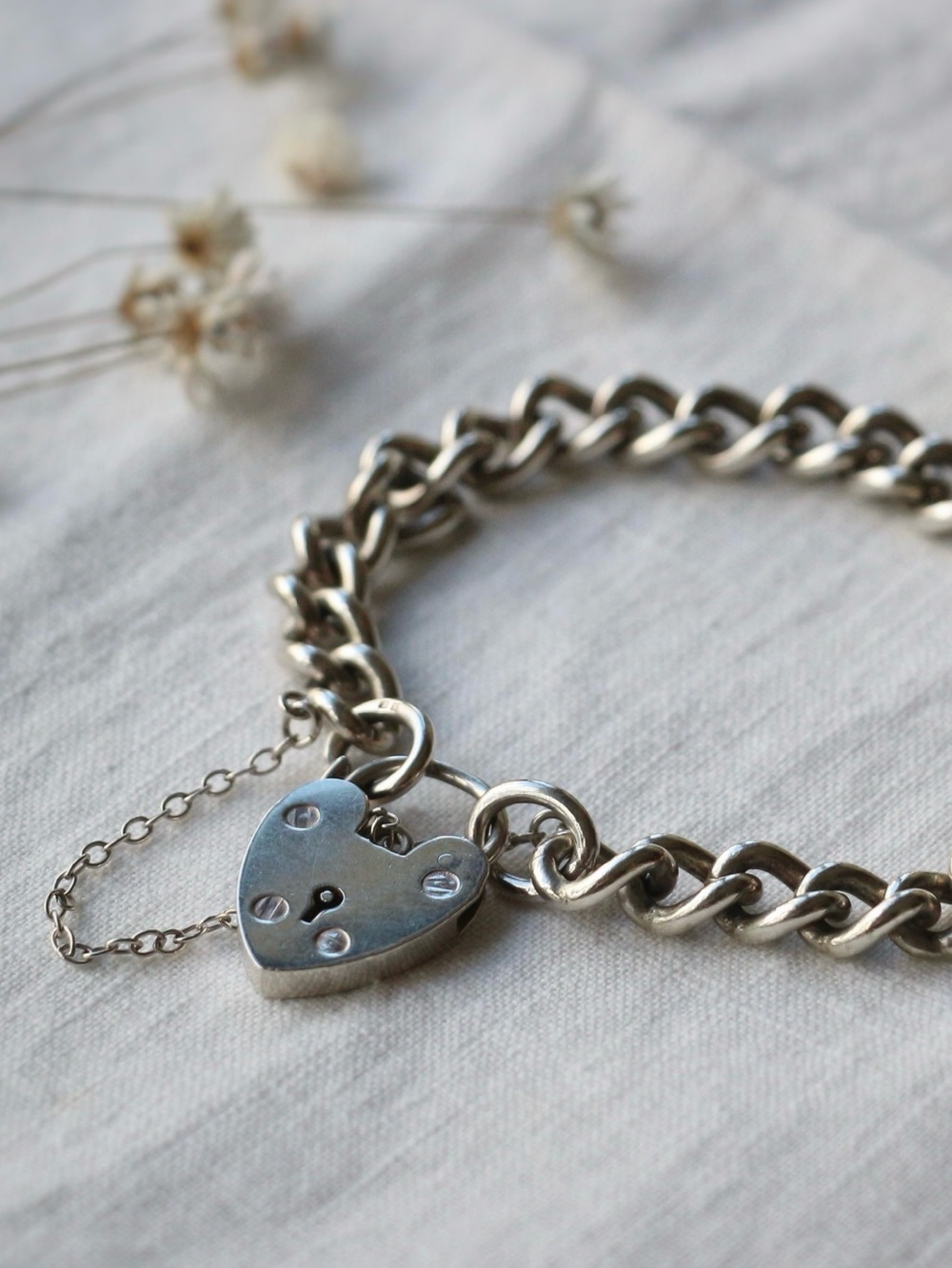 1978 Birmingham England Sterling Silver Curb Link Heart Padlock Bracelet